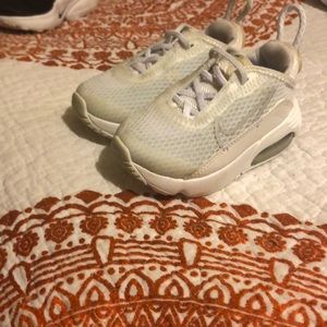 White Nike air max size 4.5